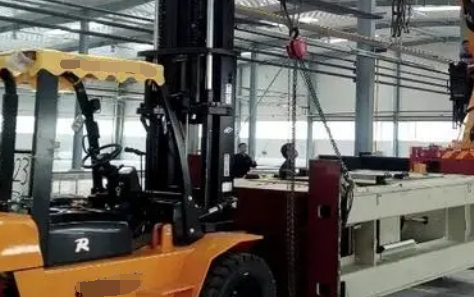 滾壓機(jī)設(shè)備裝車(chē)用電動(dòng)叉車(chē)