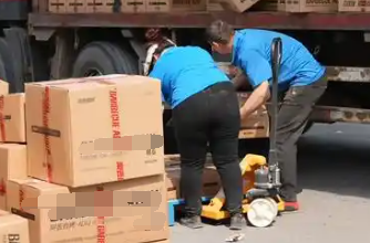 秦皇島臨期食品倉庫手動叉車搬運(yùn)貨物